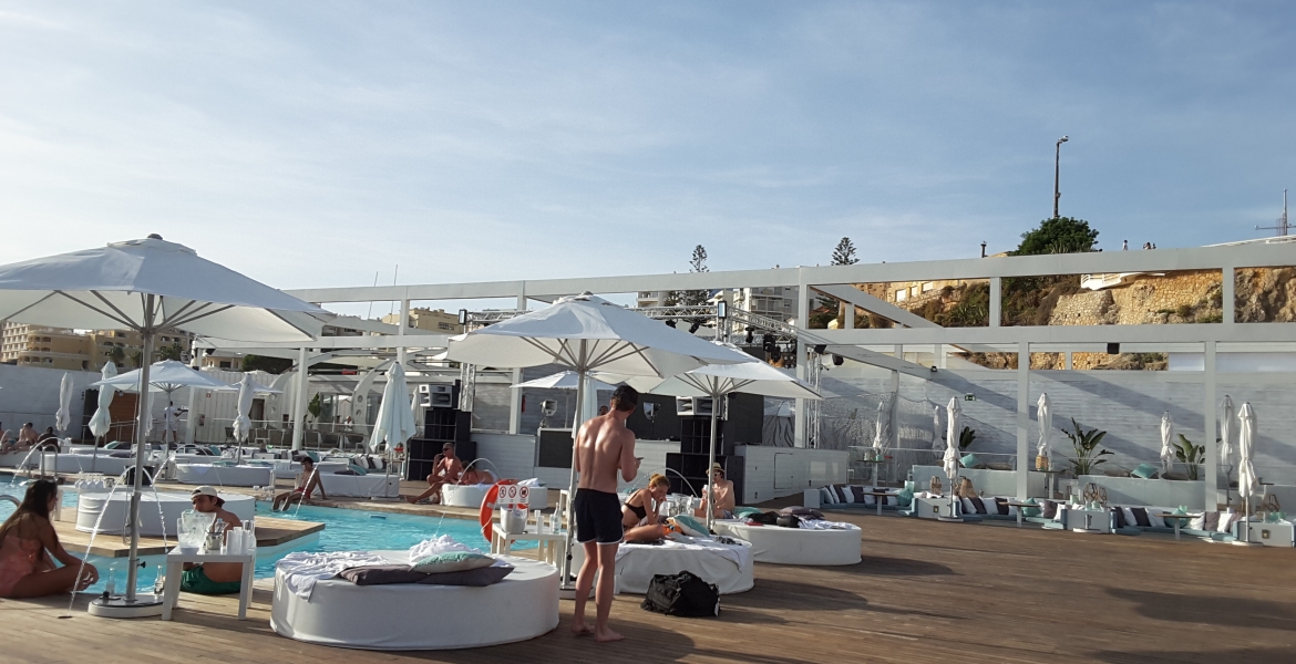 THE SOUTHERN ALGARVE’S MOST STUNNING BEACH CLUB OPENS IN PORTIMAO