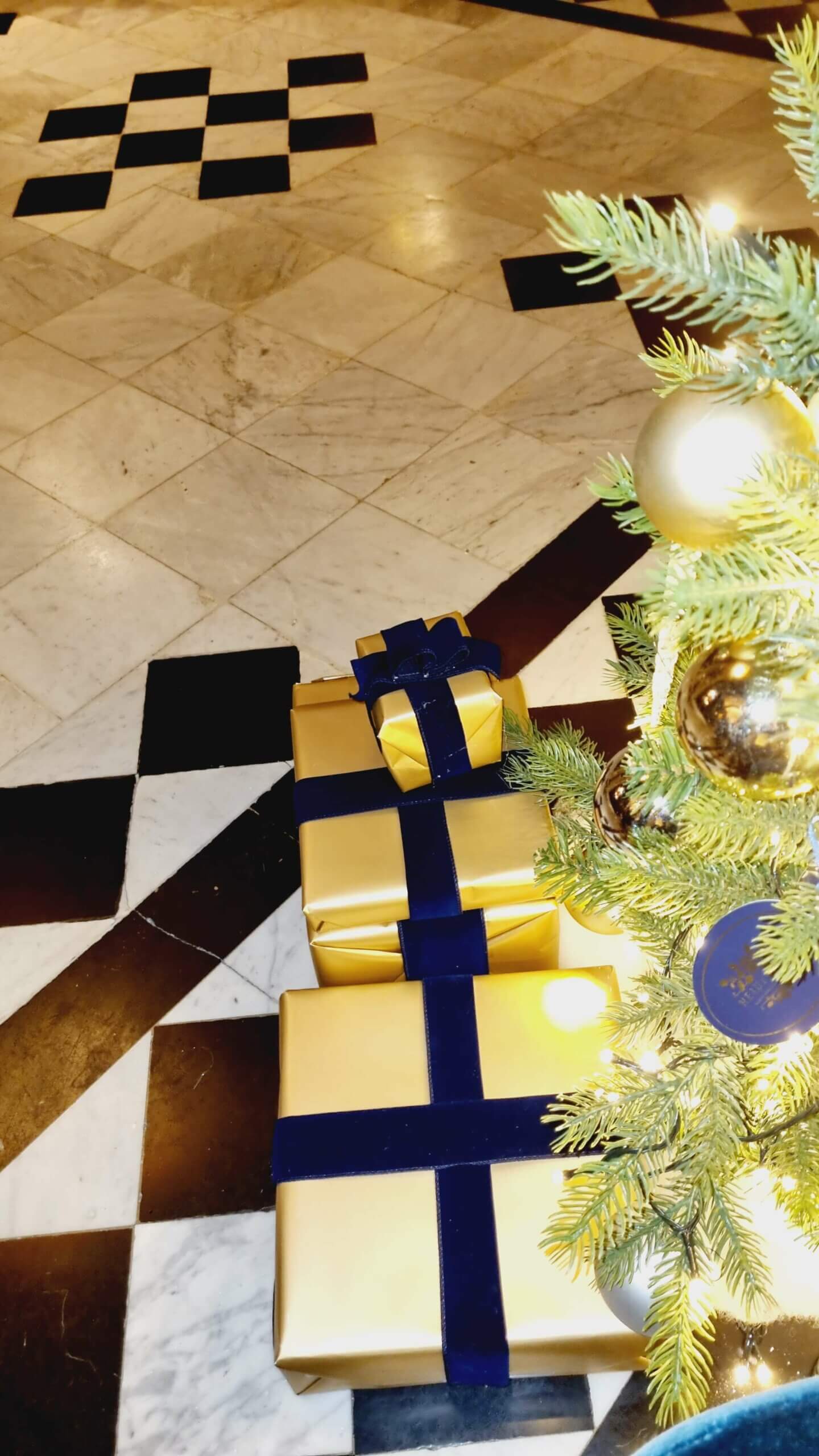 GIFT GUIDE - cover