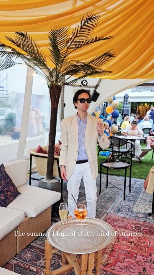Sipping on sunshine 🌞🥂 😎🏖

Who else is catching up on @thesummeriturnedpretty Season 3 📺🦋

📍The Oasis Henley Hideaway @therelaishenley

#thesummeriturnedpretty #teamjeremiah #beachclub #tsitp #summerholiday #uktravelblogger #visithenley #henleyonthames
